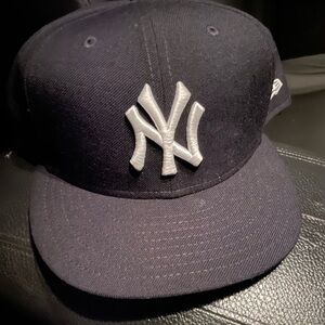 New York Yankees New Era size 8 fitted hat